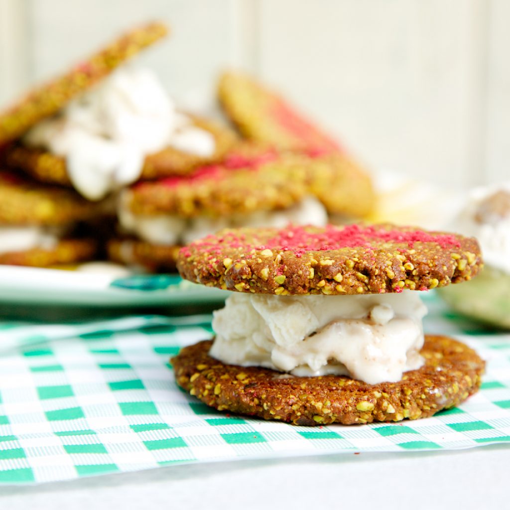 Pistchio cookies with vegan ice cream