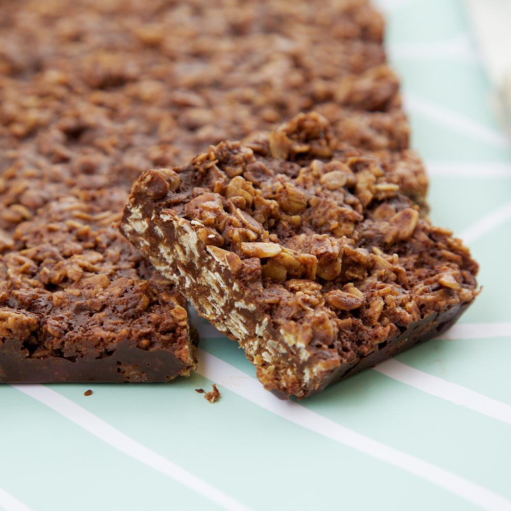 Oaty Coconut Bar with Dark Chocolate sq2