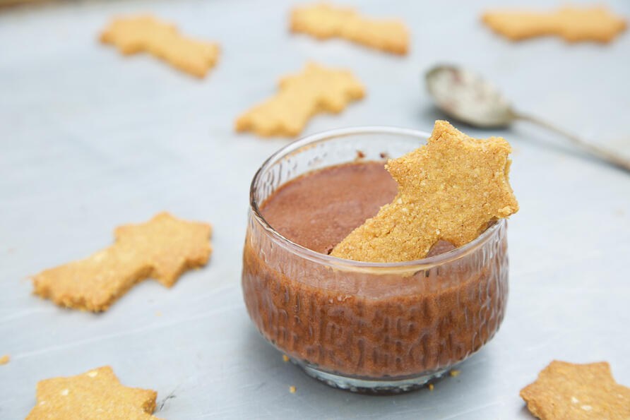 Cinnamon shortbread stars and mousse