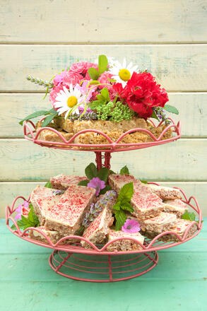 Floral summer cake display