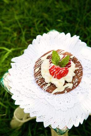 Chocolate cookie piled high with cream, strawberries and finished with a drizzle of chocolate, garnished with mint